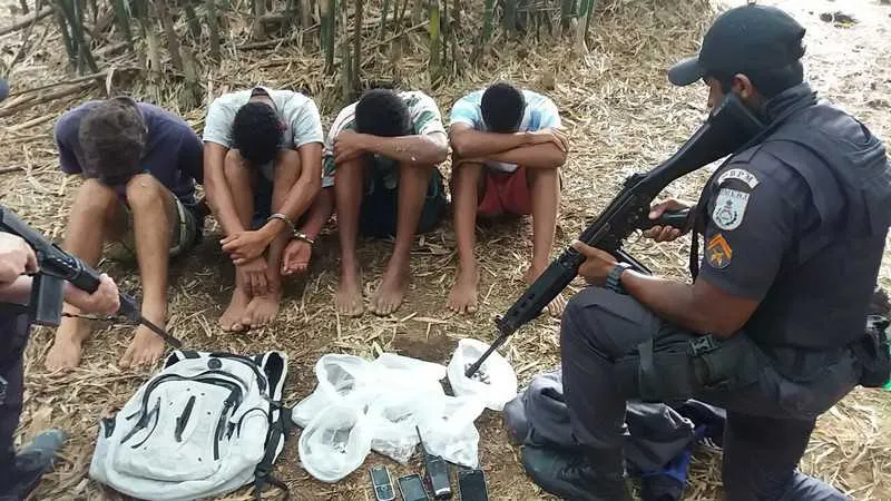 Grupo foi surpreendido numa área de mata do bairro