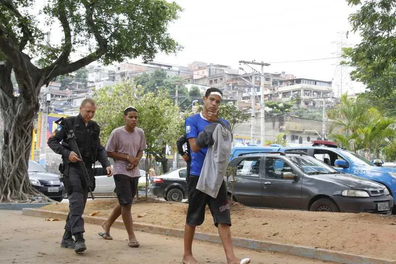 Dominyk e Daniel foram levados para a delegacia de Neves
