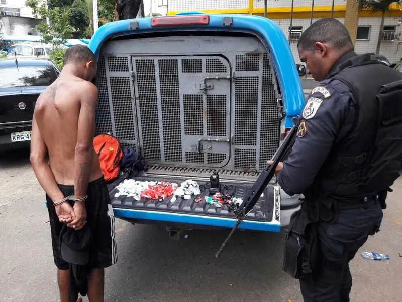Policiais apreenderam maconha, cocaína e rádios transmissores