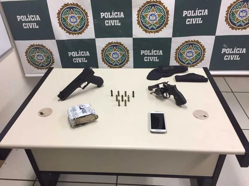 Policiais civis apreenderam pasta base de cocaína e revólver