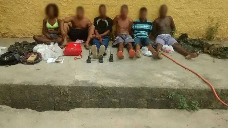  Grupo foi flagrado com 604 pinos de cocaína, 143 trouxinhas de maconha e rádios transmissores

