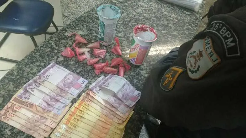 Em quatro diferentes ações, os policiais apreenderam drogas, um celular e R$891 com cinco pessoas