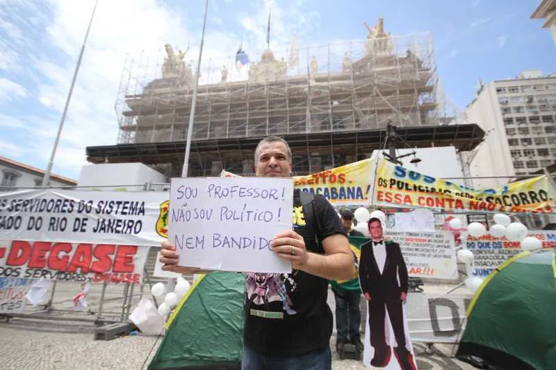  Mais de mil servidores fizeram manifestação nos arredores da Alerj durante a tarde de ontem