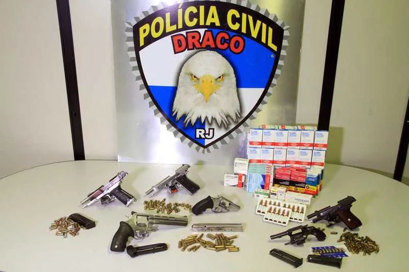  Na operação, agentes apreenderam pistolas, revólveres, munições, remédios e cerca de R$ 13 mil