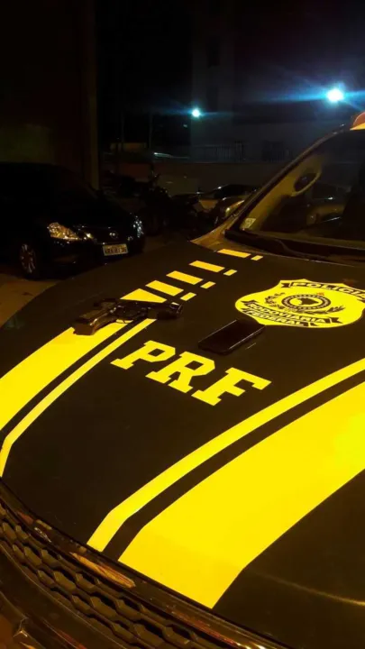 Imagem ilustrativa da imagem PRF prende dupla suspeita de roubo de carro após troca de tiros na BR