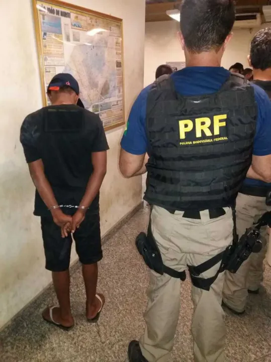 O adolescente de 12 anos estava armado e fazia um motorista como refém
