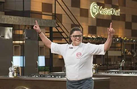 Alvo de atitudes machistas descaradas por parte dos outros competidores, Dayse Paparoto foi a grande vencedora do “Master Chef Profissionais”, na noite de terça-feira (13). Ela e Marcelo Verde tiveram que preparar um menu degustação de oito passos. E a disputa foi acirrada. A apresentadora Ana Paula Padrão parabenizou a chef pela “coragem de ser mulher em uma profissão tão machista”. Dayse levou para casa o prêmio de R$ 170 mil, um carro 0 km e o troféu.