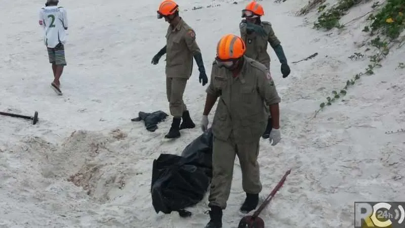 Depois de ser desenterrado por bombeiros, o corpo foi periciado por equipe do ICCE