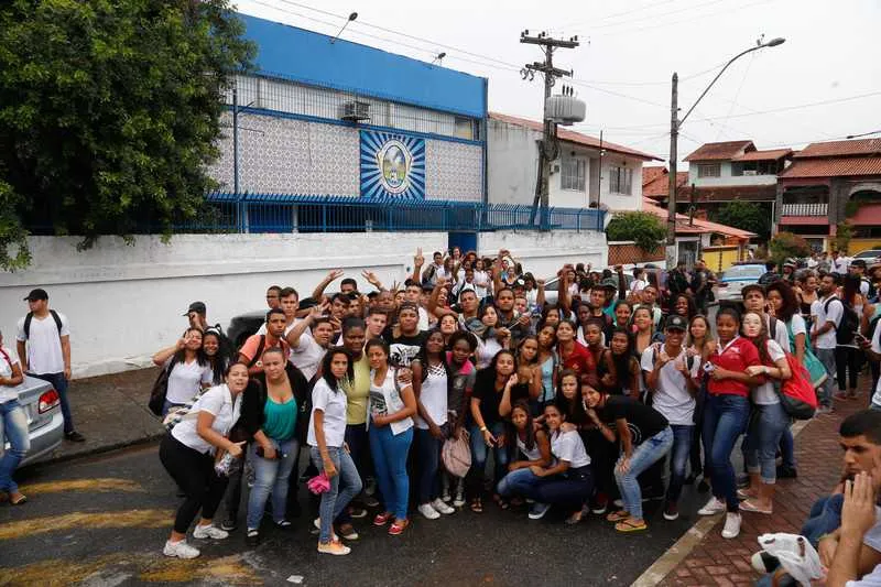Parte de alunos do Instituto Clélia Nanci quis ocupar a escola, mas outra parte não aceitou com a alegação de que prejudicaria o ano letivo e acionou a polícia