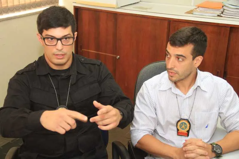 Segundo o delegado Allan Duarte, o acusado tomou a arma do policial e efetuou quatro disparos
