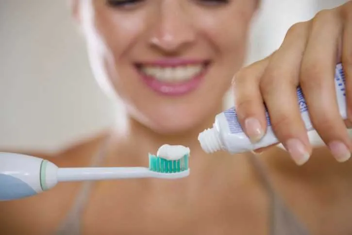 A doença acontece quando o tecido da gengiva retrai, expondo a raiz do dente e ocasionando a hipersensibilidade no local