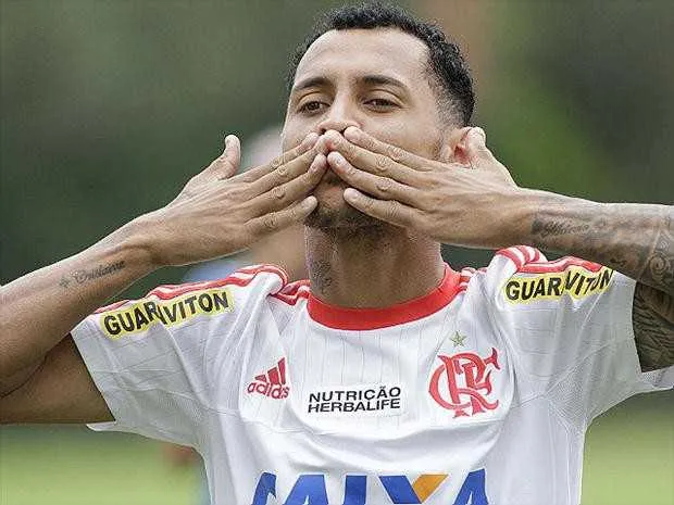 O meia Alan Patrick foi o primeiro a deixar o Rubro-Negro