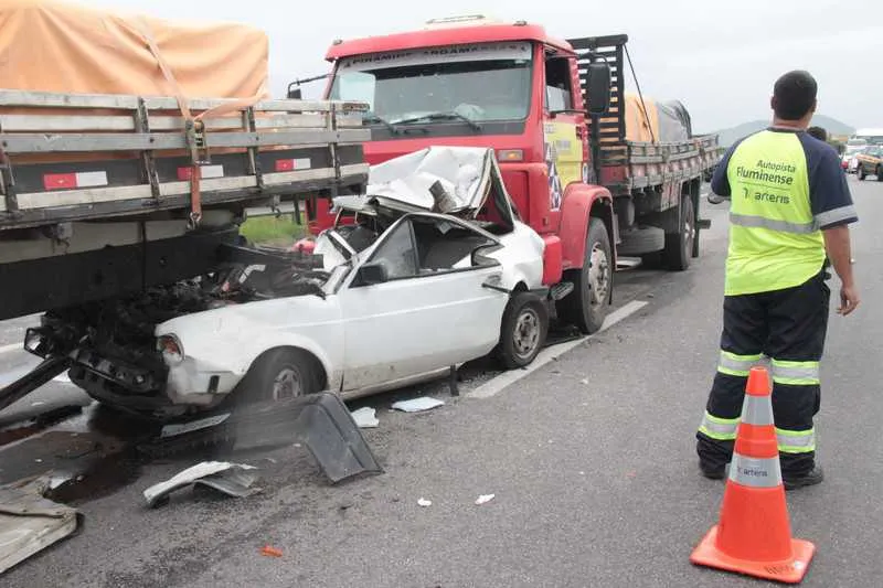 Acidente aconteceu na pista sentido Niterói da BR-101, na altura do Boa Vista. O Gol ficou imprensado entre os dois caminhões. Rodovia ficou engarrafada nos dois sentidos