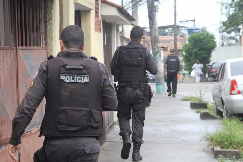 Agentes tentavam cumprir mandados de prisão na comunidade