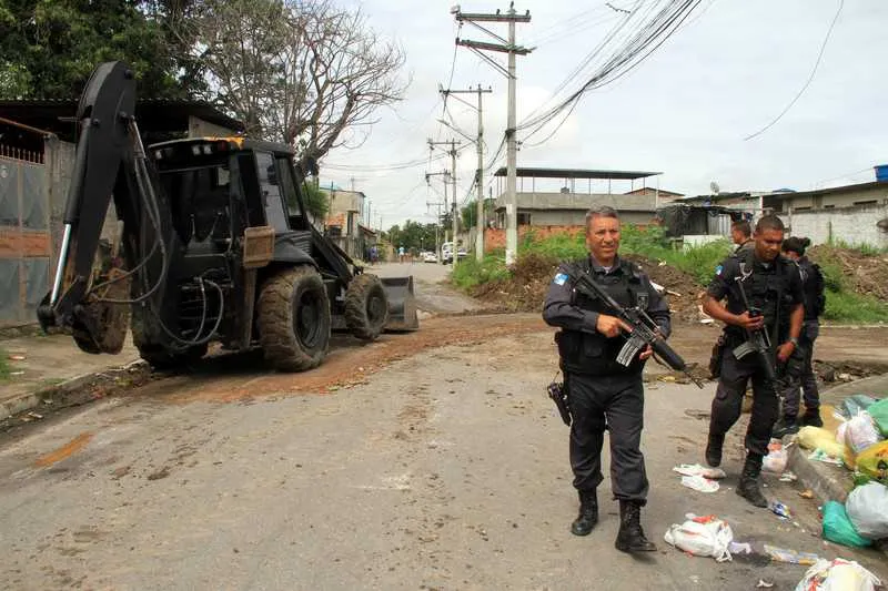 Durante a ação, policiais retiraram objetos usados para obstruir ruas e destruíram galões, preenchidos com concreto, usados como espécie de trincheira pelos traficantes
