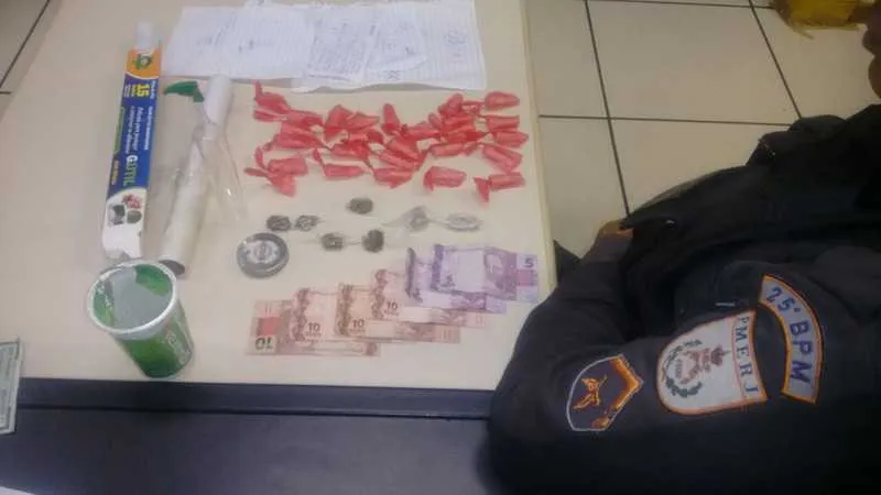 O material encontrado por PMs com os menores em Arraial do Cabo foi apresentado na delegacia