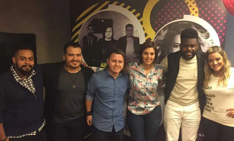 Na tarde dessa quarta-feira (14/12), na sede da Universal Music Christian Group, na Barra da Tijuca (RJ), a label manager Renata Cenízio recebeu para assinatura de contrato três novos artistas do selo digital: a cantora Lany, o cantor Jefte Santos e a banda Artigo 8.32. Após a assinatura, os artistas conversaram com jornalistas de diversos estados brasileiros. No próximo dia 23 de dezembro, serão lançados nas plataformas digitais os singles “Não é pra mim”, da Lany; “Ele continua sendo Deus”, do