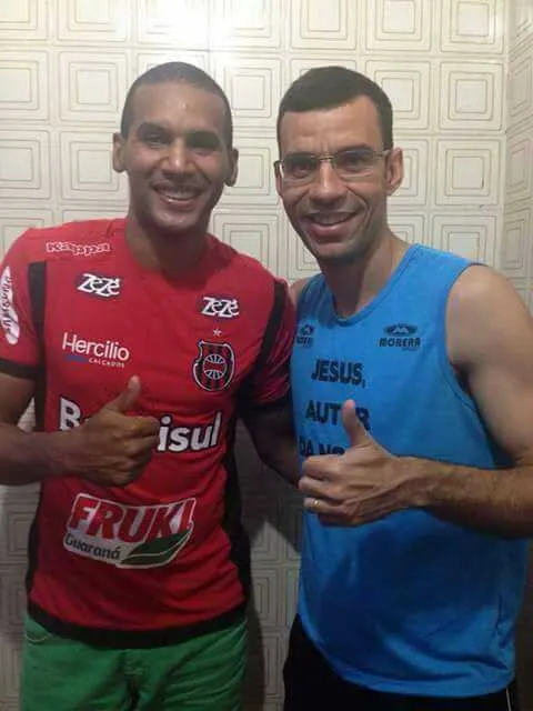 Diogo ( camisa azul) ao lado do amigo ‘Robgol’: dupla organiza todo ano a ‘pelada’ solidária