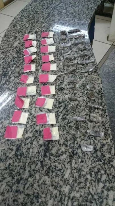 O menor, de apenas 13 anos, estava com maconha e cocaína