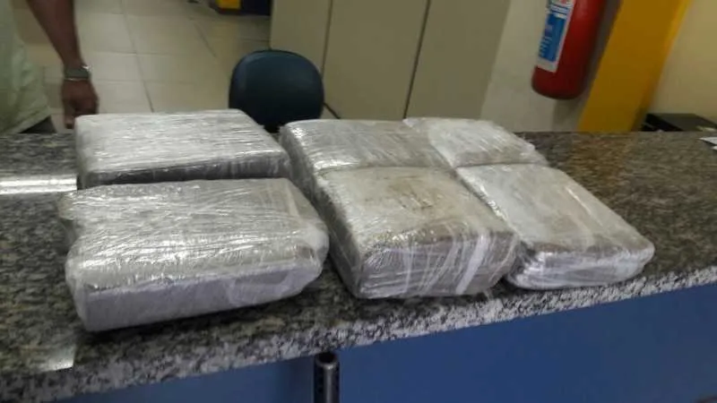 A operação resultou na apreensão de seis quilos de maconha, dois carros e três motos