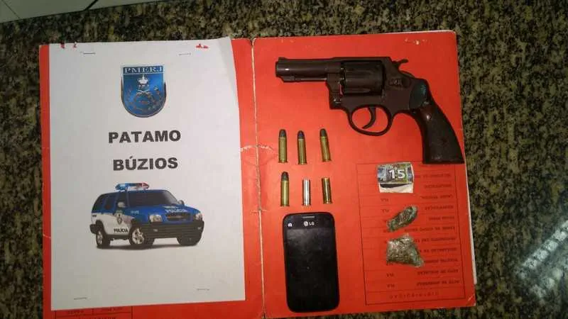 Com o homem, a PM apreendeu um revólver com munições deflagradas e intactas, cocaína, maconha e um aparelho celular