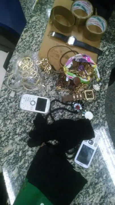 Os acusados foram detidos em flagrante com joias e celulares