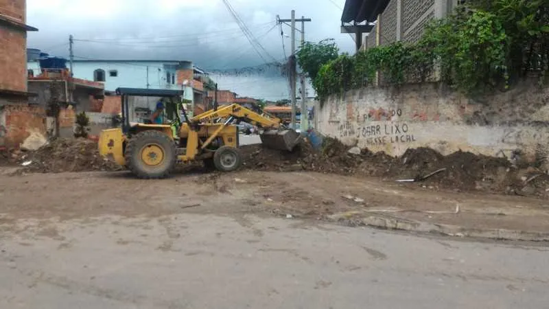 A PM usou uma retroescavadeira para desobstruir as vias
