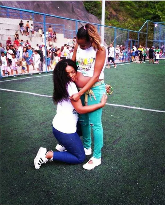 A gravidinha Roberta Rodrigues compartilhou com os fãs através de seu perfil no Instagram uma foto com a amiga Cris Viana. Com direito a muito carinho, Cris aparece na imagem abraçada a barriga de Roberta. O clique foi feito no último domingo, 18, na comunidade do Vidigal, Zona Sul do Rio. "Essa foto define o tamanho do meu amor, gratidão e amizade que tenho por esse ser lindo da minha vida @crisvianna." escreveu Roberta, que está no sétimo mês de gestação de Linda Flor."

