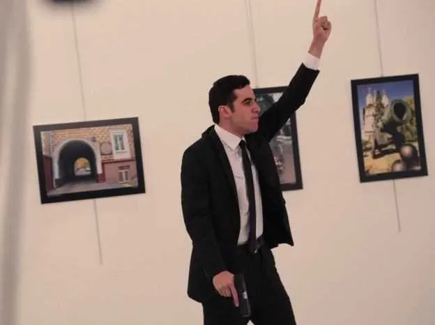 Após alvejar o embaixador, atirador gritou palavras sobre Aleppo e a Síria
