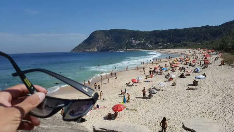 Praia de Itacoatiara movimentada