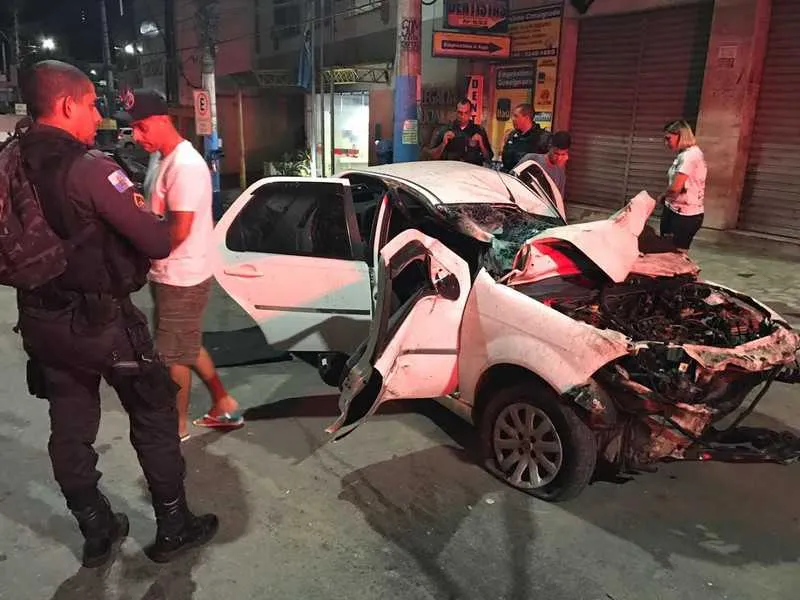 Siena, que havia sido roubado pelos criminosos acabou destruído, após o motorista perder o controle do veículo, no Laranjal