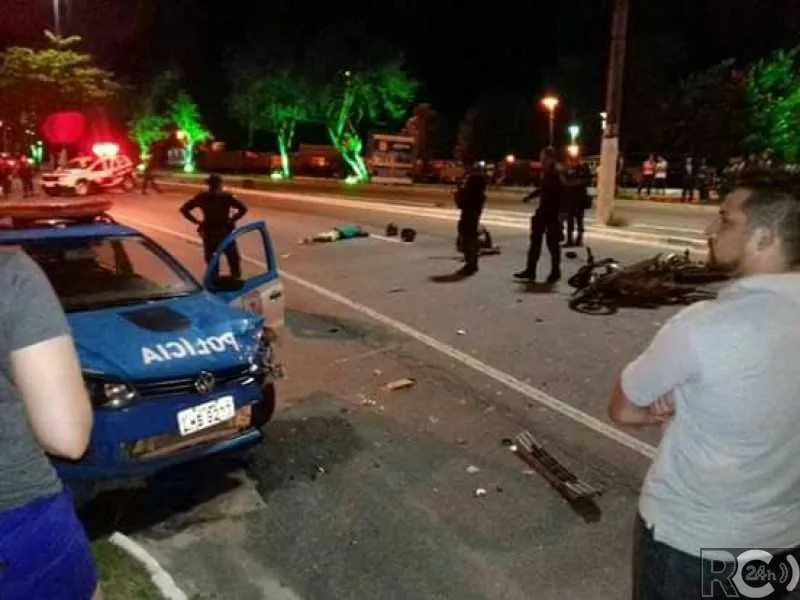 Os policiais militares do batalhão de Cabo Frio faziam a blitz e perseguiram os motoqueiros, que bateram em outra viatura da PM