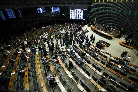  Deputados fizeram mudanças no projeto que chegou do Senado e aprovaram a lei da renegociação