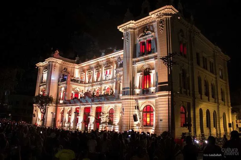 O “Natal da Cidade” vai encantar o público, no dia 25, domingo, a partir das 18h, em frente ao Palácio dos Correios, no Centro de Niterói, com show de luzes, apresentações musicais, orquestra, coral e feira de artesanato. Maior evento natalino do município e sucesso absoluto em 2014 e 2015, o espetáculo chega a sua terceira edição e contará com o musicista Sérgio Chiavazzolli com seu ‘Natal de Cavaquinho’; shows com os cantores Bia Bedran, Raphaelo Mazzei, Beto Sol, Valerie Lu; além de performan