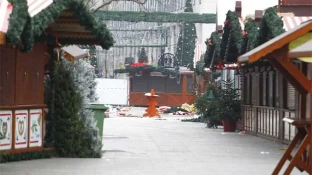 Mercado no Breitscheidtplatz ficou com marcas da destruição causada por caminhão. 