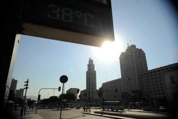 O dia do início da estação é chamado de solstício de verão, que é quando o máximo de radiação solar chega à região.