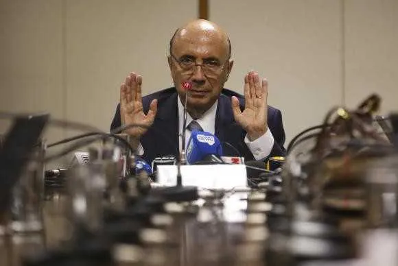 Brasília – O ministro Henrique Meirelles concede entrevista a jornalistas após café da manhã.