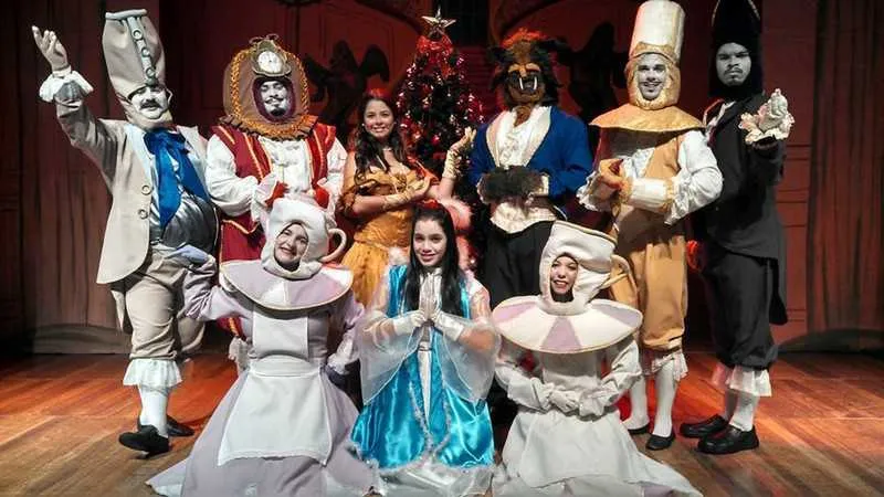 O São Gonçalo Shopping recebe hoje, a última atração do Natal Musical. A apresentação do espetáculo “A Bela e A Fera” traz uma leitura do clássico infantil que foi sucesso nos cinemas e volta para as telonas em março de 2017. O espetáculo gratuito tem duração de 50 minutos e início às 19h30 na Praça de Alimentação do segundo piso, que fica na Avenida São Gonçalo, 100, no Boa Vista. 