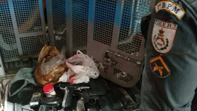 Na ação, policiais apreenderam pistola, revólver e drogas