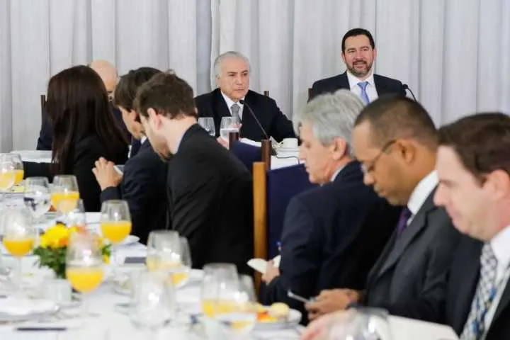 O presidente Michel Temer, com o ministro do Planejamento, Dyogo Oliveira, em café da manhã com jornalistas