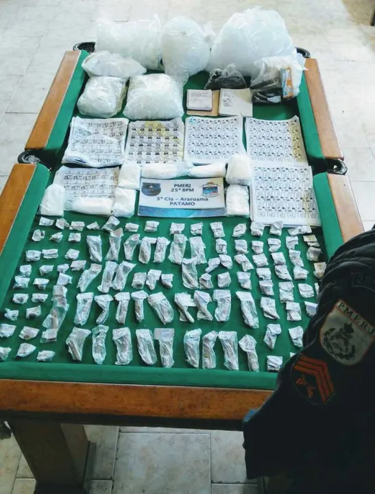 O material foi encontrado pelos policiais militares na comunidade de Mataruna, em Araruama