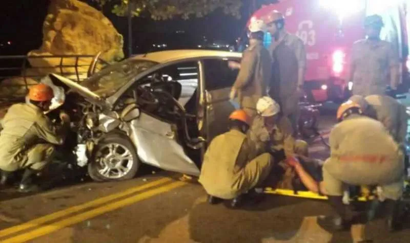 Segundo a polícia, Paulo perdeu controle do carro e colidiu no táxi de Fabrício, que não resistiu