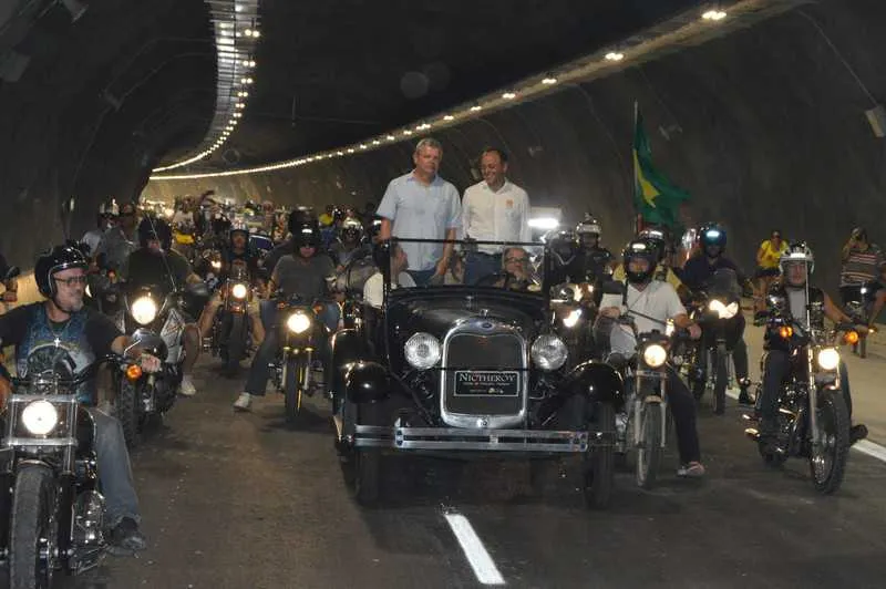 O prefeito Rodrigo Neves e seu vice, Axel Grael, fizeram a viagem inaugural por uma das galerias