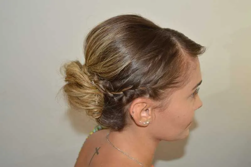 Duas interessantes ideias: cabelo solto com cachos feito com babyliss (ao lado) ou um coque despojado com trança lateral