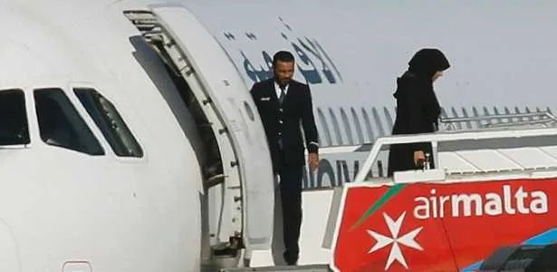 Primeiro grupo de passageiros, com mulheres e a única criança a bordo sendo liberado.
