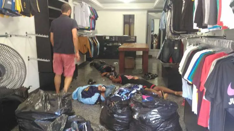 Os assaltantes foram rendidos pelos policiais dentro da loja, situada no bairro Jardim Esperança