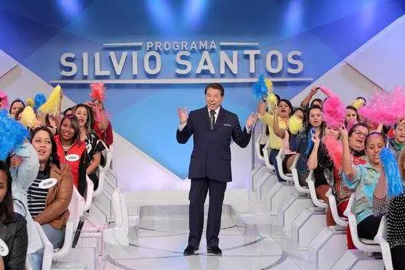 No “Programa Silvio Santos” que irá ao ar na noite de Natal, 25, no SBT, os telespectadores vão poder rever os melhores momentos da atração, que conta também com uma seleção de cinco “Câmeras Escondidas” com a temática de natalina. No “Os Velhinhos Se Divertem”, Silvio Santos apresenta situações inéditas e divertidas gravadas em São Paulo, também com o clima de Natal. E mais, o Silvinho (animação) aparecerá dançando vestido de Papai Noel.