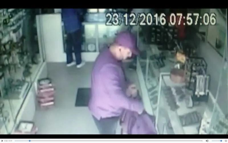Bem vestidos e armados, quatro criminosos entraram no estabelecimento, no Mutuá, e anunciaram o assalto, no início da manhã
