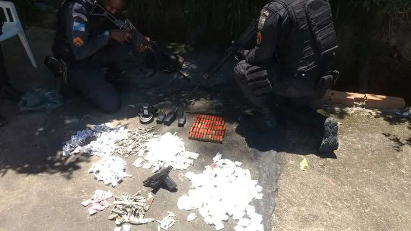 Policiais apreenderam duas armas, drogas e munições de 12

