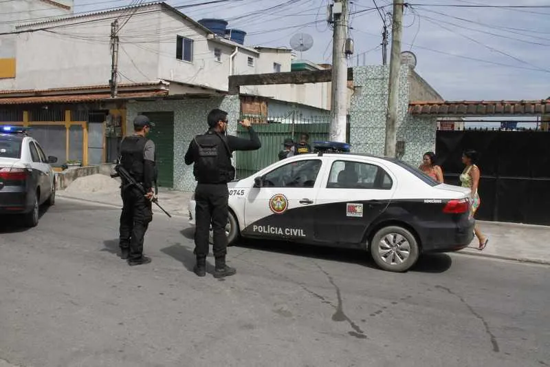 Leandro estava no quarto da residência quando o assassino efetuou diversos disparos pela janela